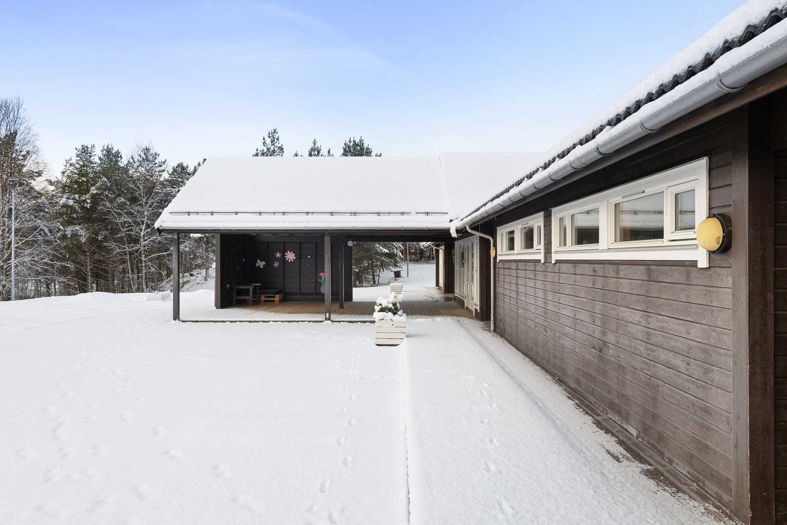 Delvis overbygget uteområdet i tilknytning til hovedstue
og kjøkkenet. Galleribilde