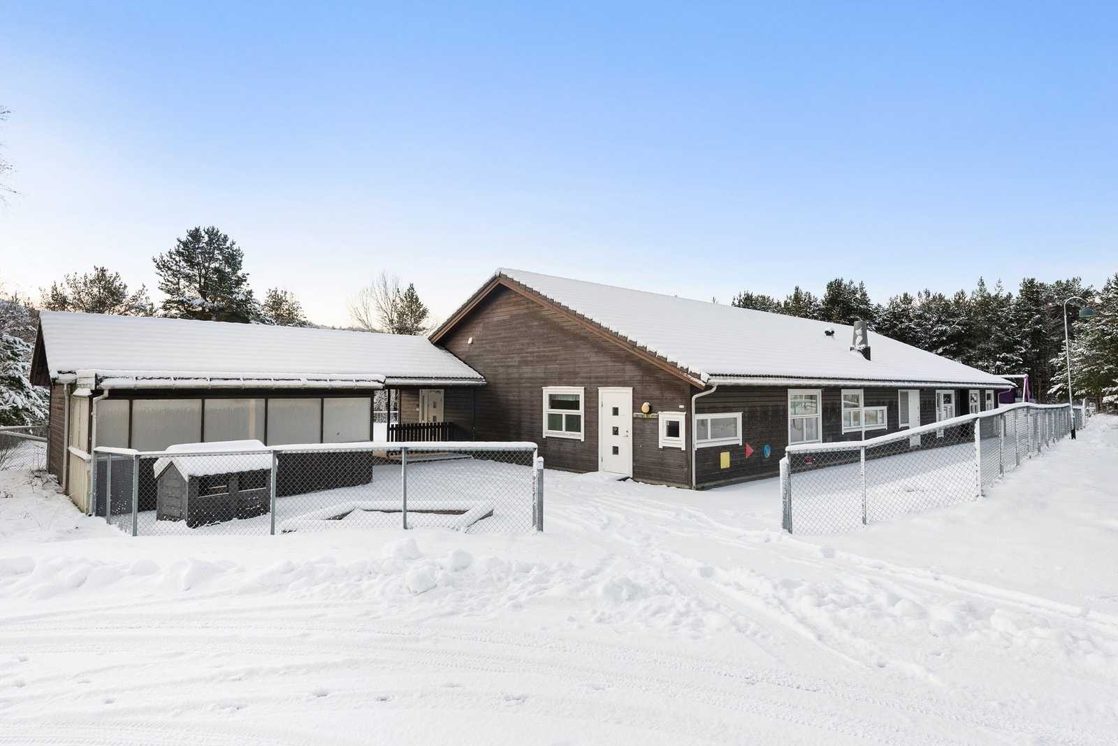 Av nyere betydelige investeringer er det installert vannbåren varme fra jordvarmeanlegg, balansert ventilasjon og solid gjerde rundt eiendommen. Galleribilde