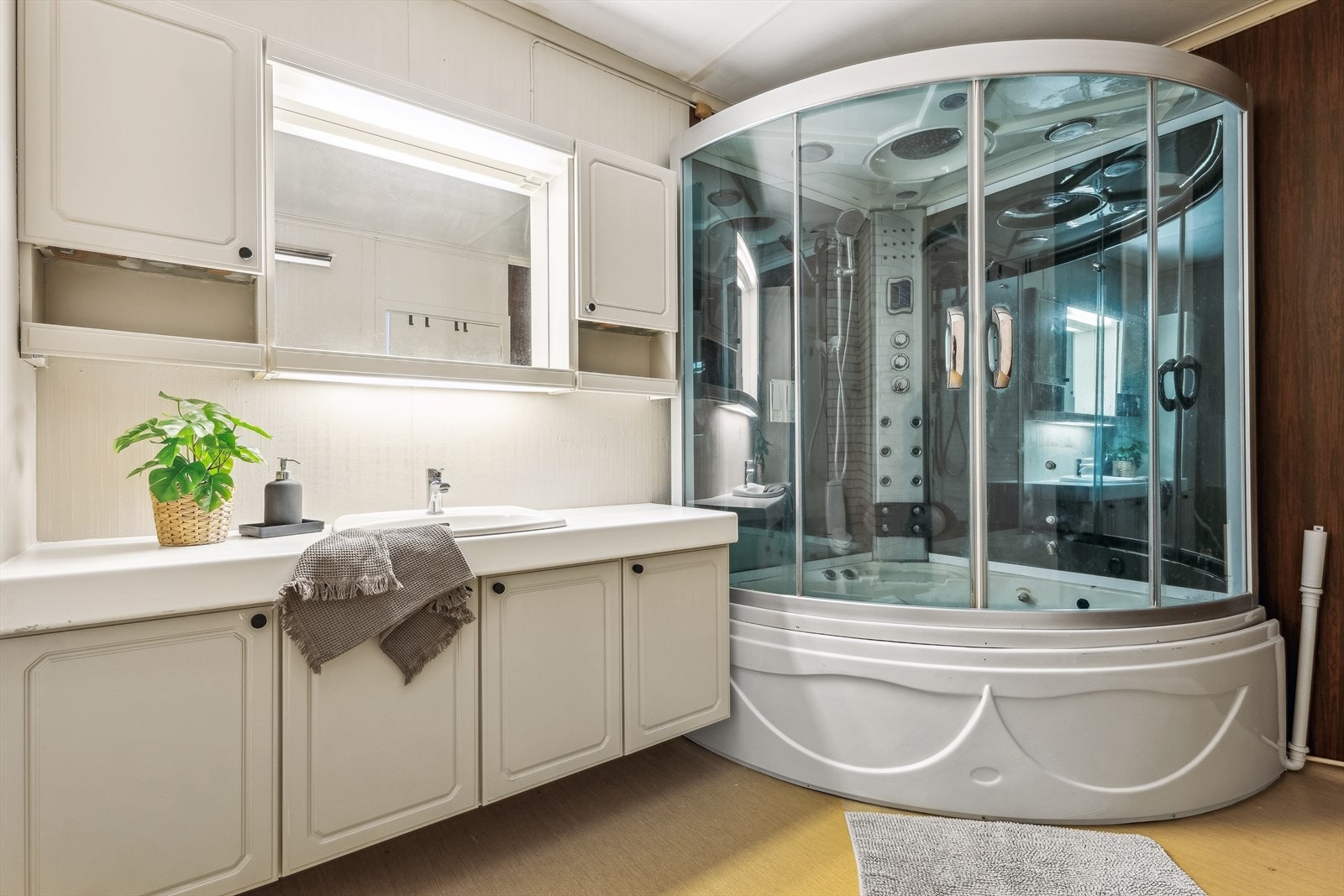 Bad i 2. etg med lys innredning og steamdusjkabinett. Galleribilde