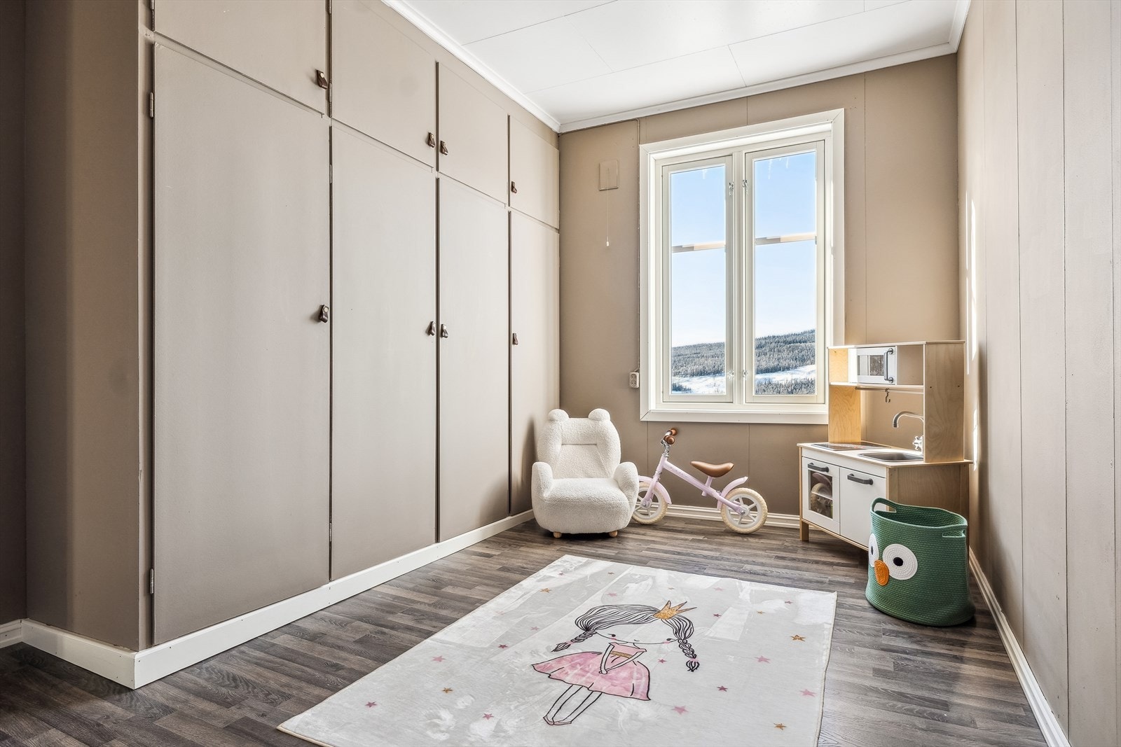 Plassbygde garderobeskap gir godt med oppbevaringsmuligheter. Galleribilde