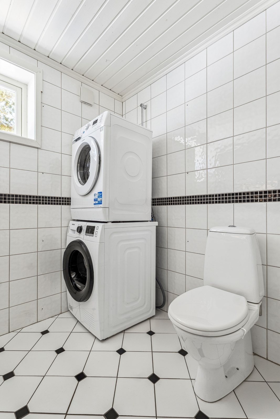 Opplegg for vaskemaskin og tørketrommel. Galleribilde