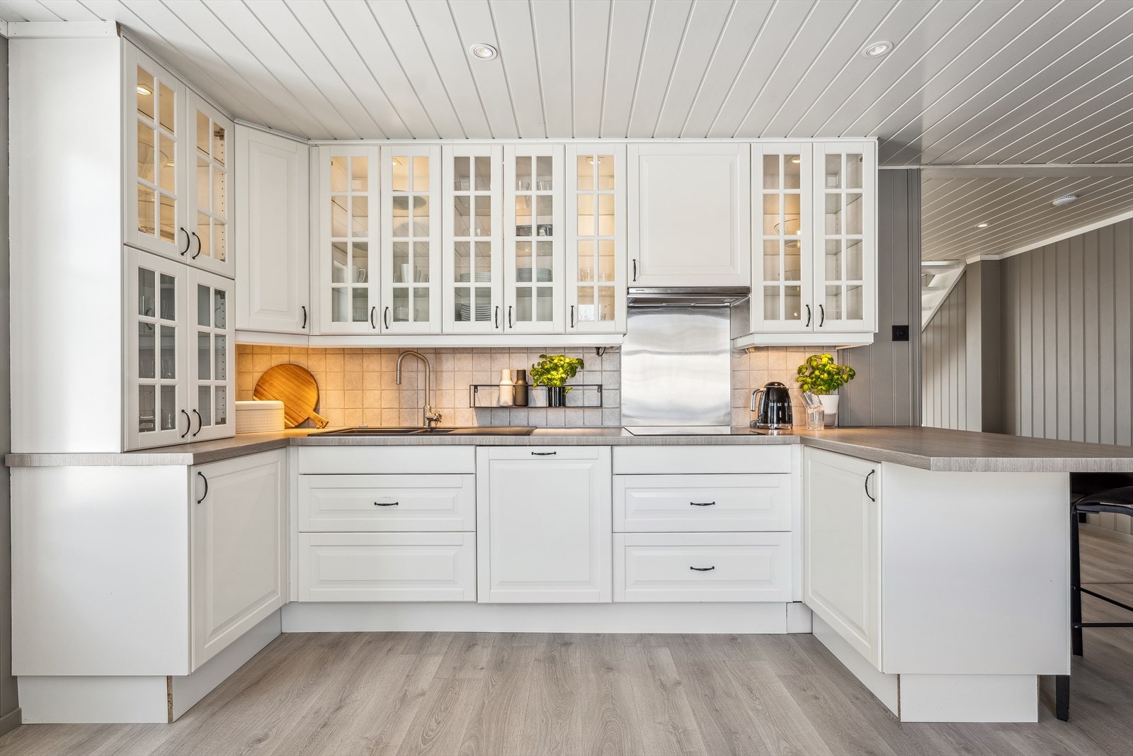 Smakfullt kjøkken med takhøye skap. Galleribilde