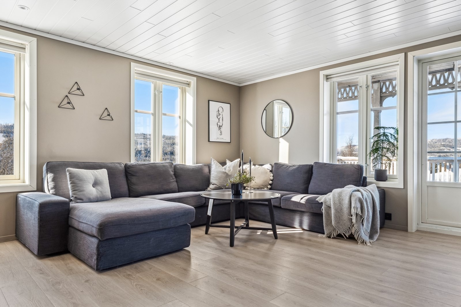 Godt med dagslys inn i stuen. Galleribilde