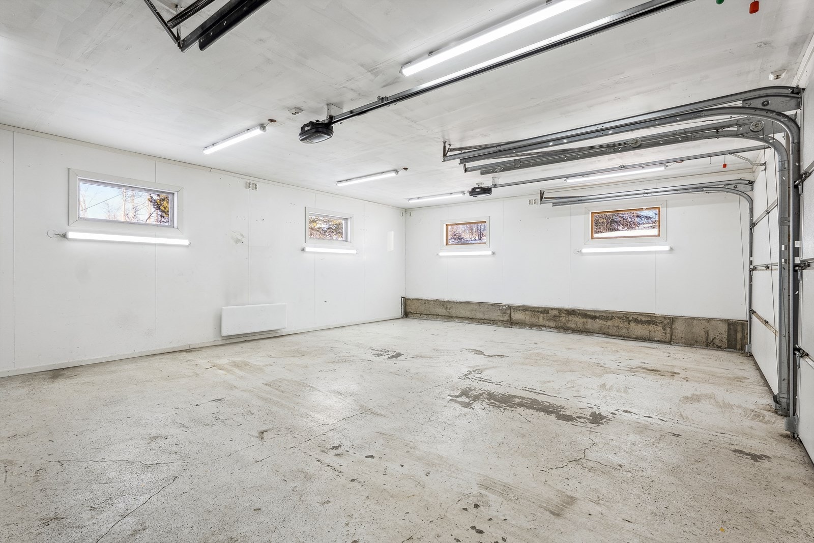 Garasje for parkering av biler. Galleribilde