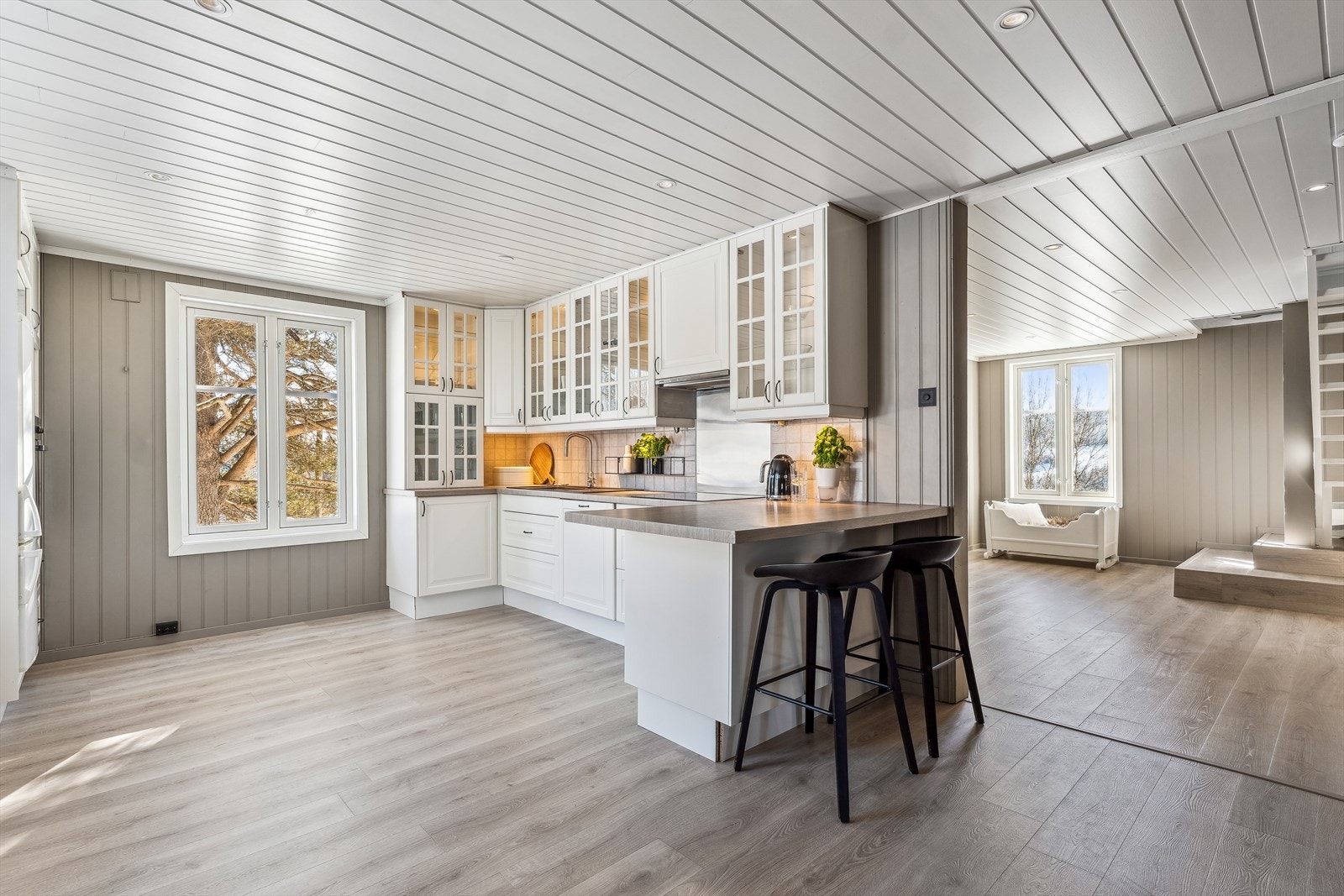 Godt med skap- og benkeplass på kjøkkenet. Galleribilde