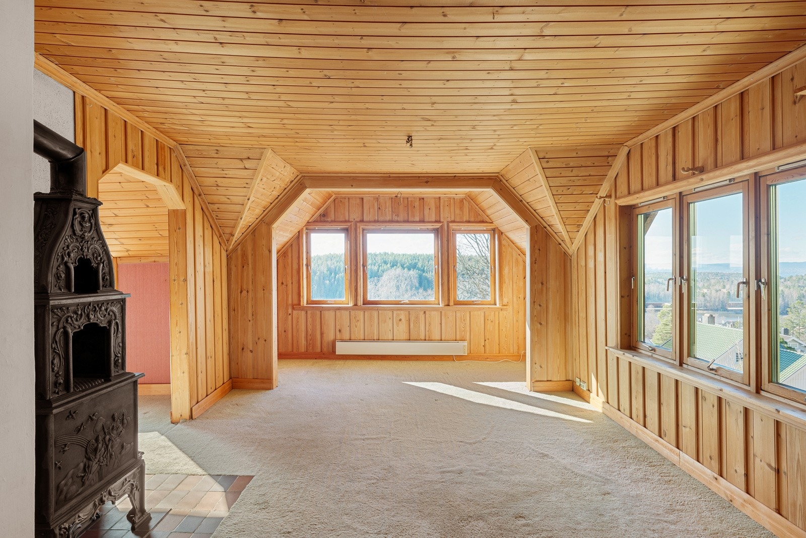 Store vindusflater slipper inn rikelig med naturlig lys og gir utsyn mot omgivelsene. Galleribilde