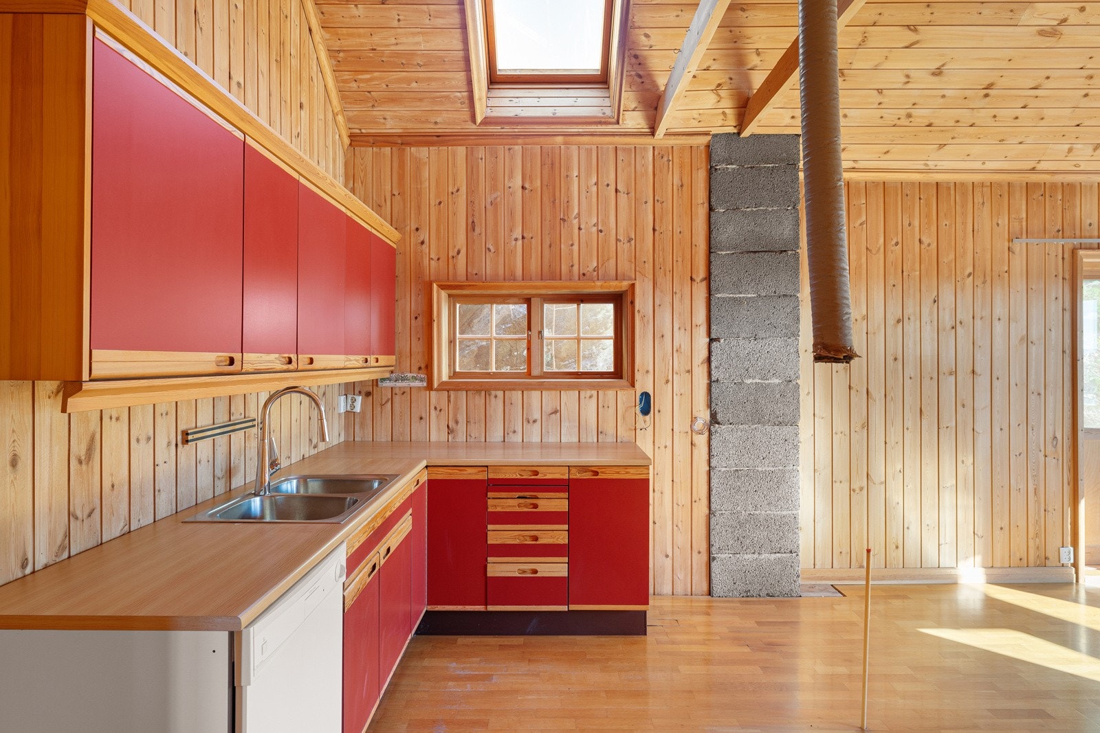 Kjøkkenet har glatte fronter, laminerte benkeplater og rustfri servant. Galleribilde