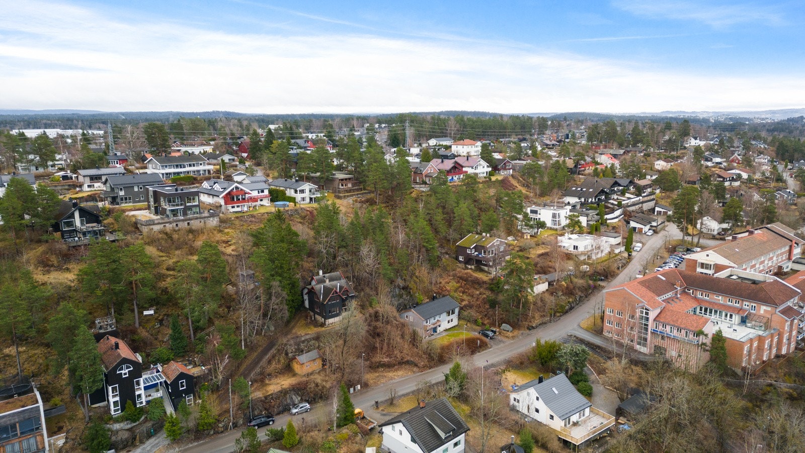 Boligen ligger høyt i terrenget med flott utsikt og svært gode solforhold. Galleribilde
