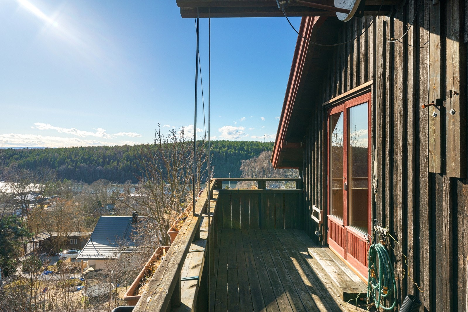 Dette er en stor og innholdsrik enebolig over to plan. Galleribilde