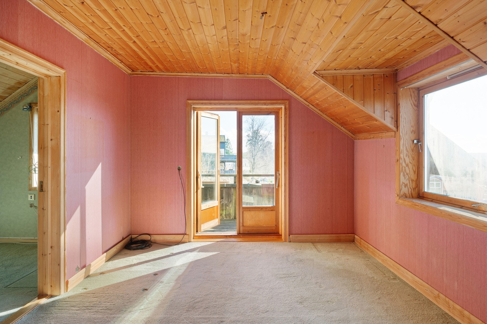 Sydvendt balkong med utgang fra stue på ca. 11kvm. Galleribilde