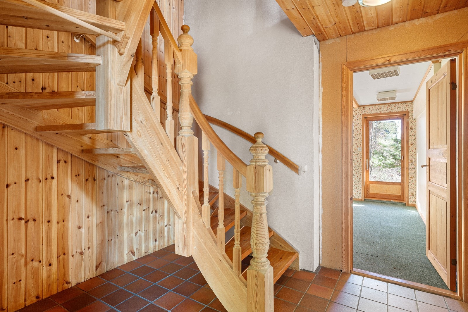 Videre fra entréen er det en trapp opp til andre etasje. Galleribilde