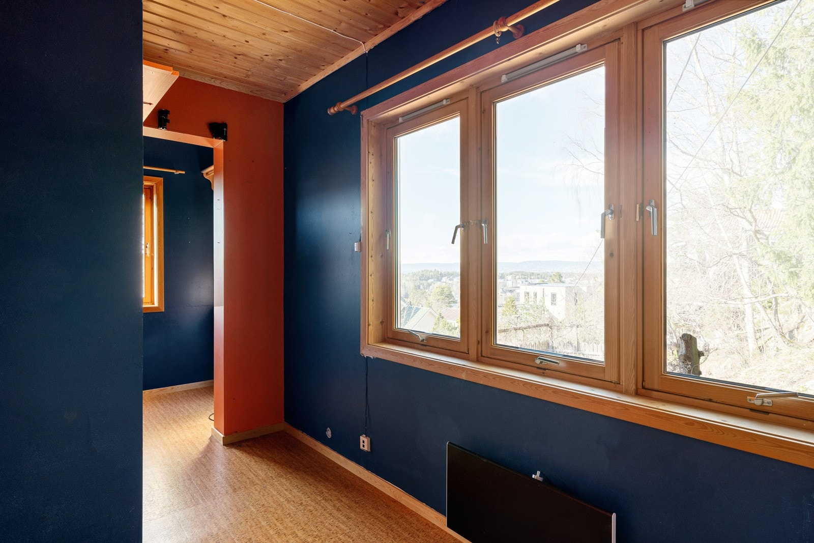 Stort garderoberom i første etasje. Galleribilde