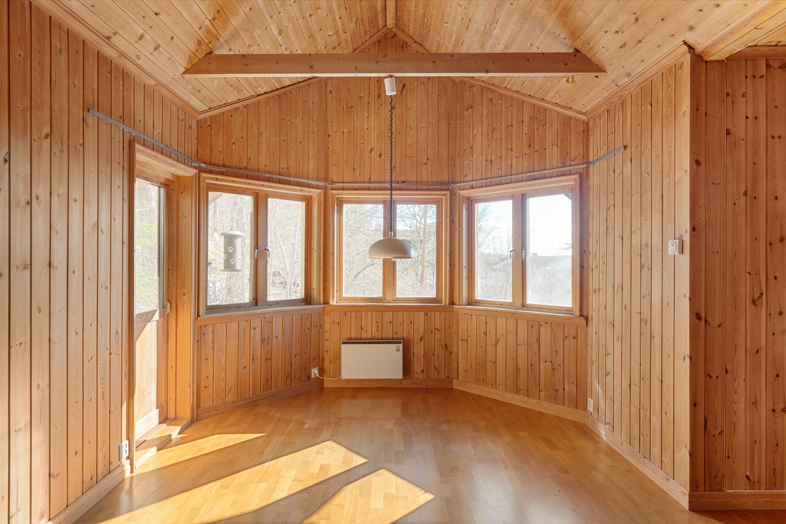 Rommet er romslig med plass til spisegruppe, og store vindusflater i front gir godt lysinnslipp og flott utsikt mot Kolbotnvannet. Galleribilde