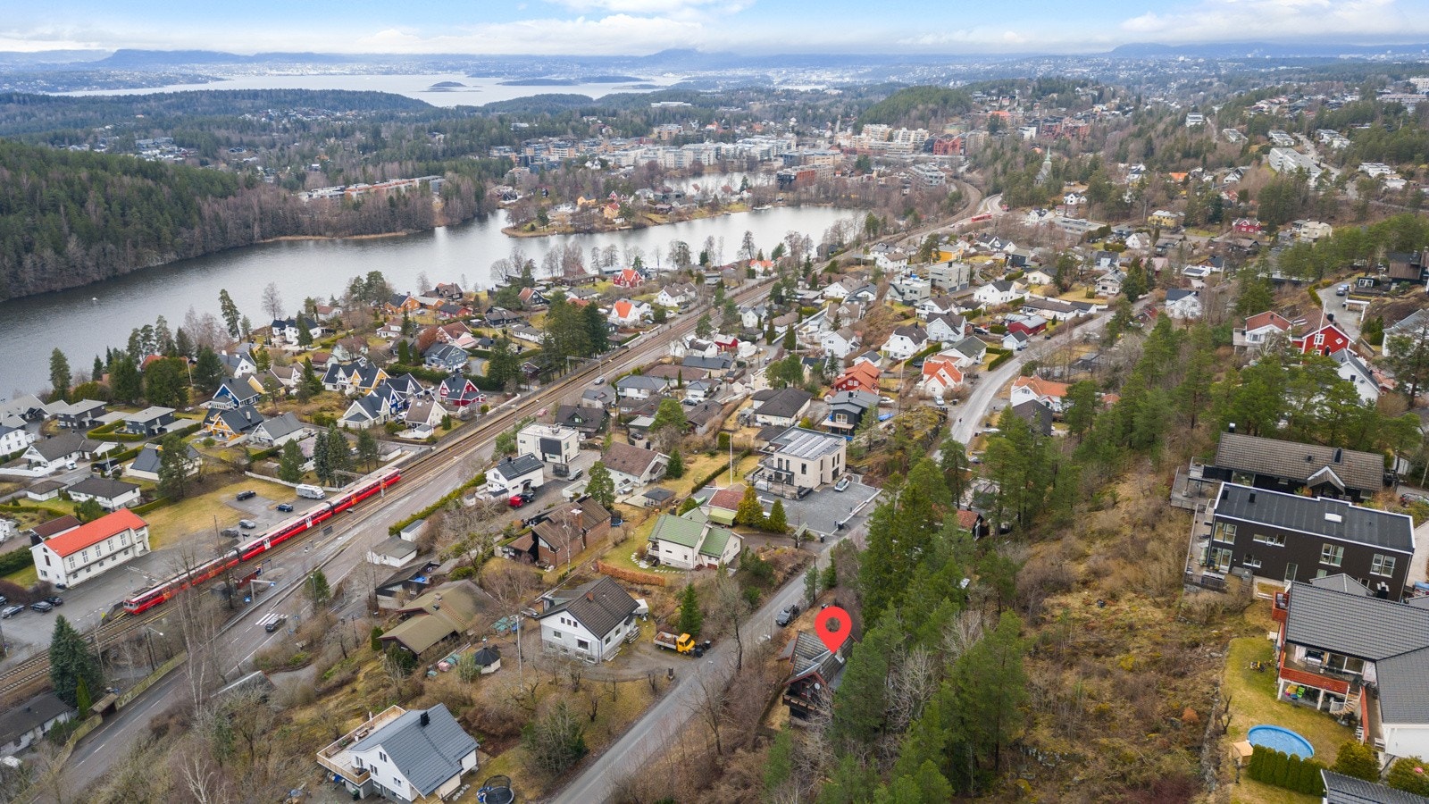 Boligen har et betydelig oppussingsbehov, men byr på mye potensial. Galleribilde