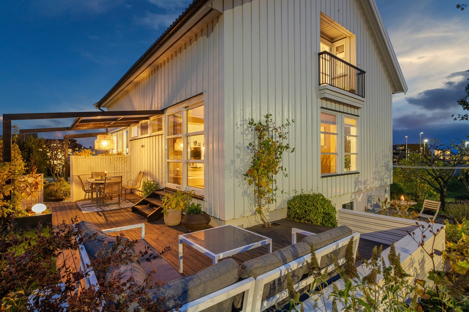 Romslig tomt på ca. 590m². Stor terrasse og flotte grøntarealer både barn, voksne og firbente kan boltre seg på. Galleribilde