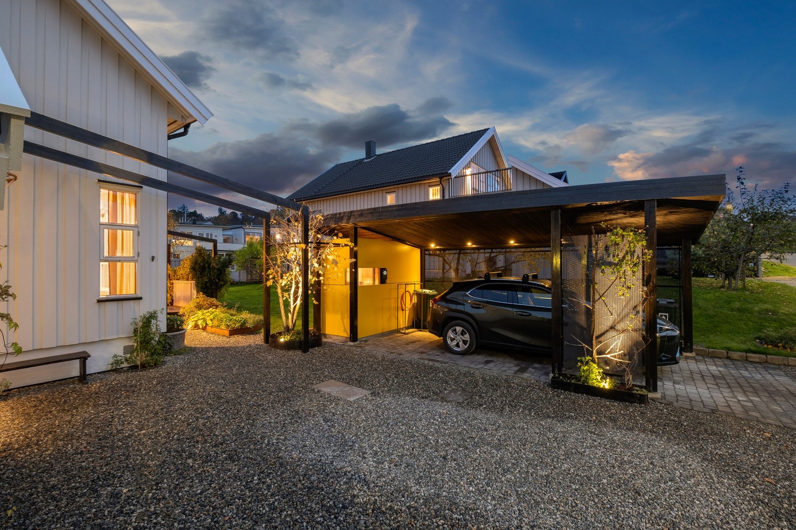 Her får man en romslig oppstillingsplass i tillegg til parkering i carport og garasje. Elbillader ble montert i 2022. Galleribilde