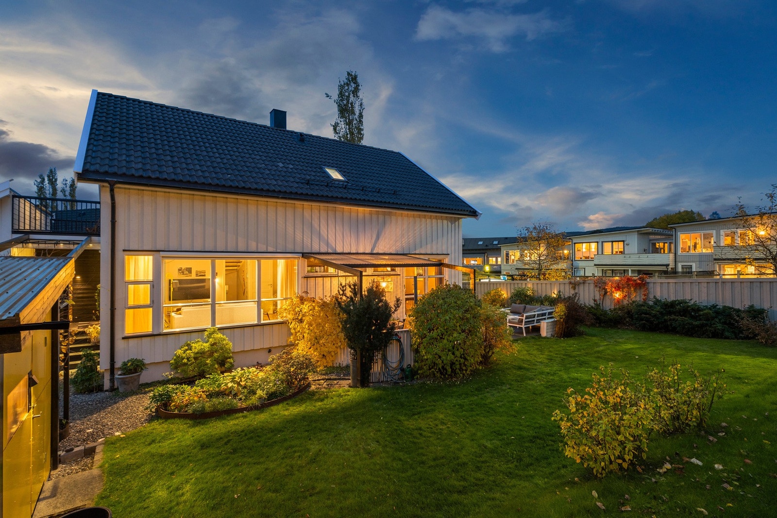 Boligen har en ypperlig plassering med særdeles gode sol- og utsiktsforhold. Galleribilde