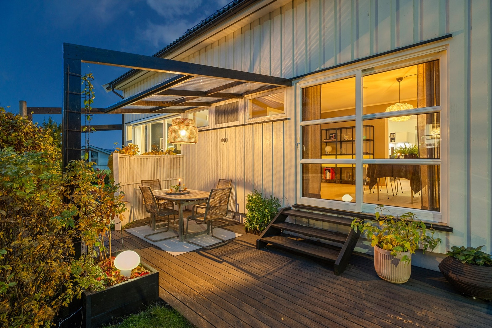 Sør/vestvendt terrasse som byr på nydelige solforhold. Galleribilde