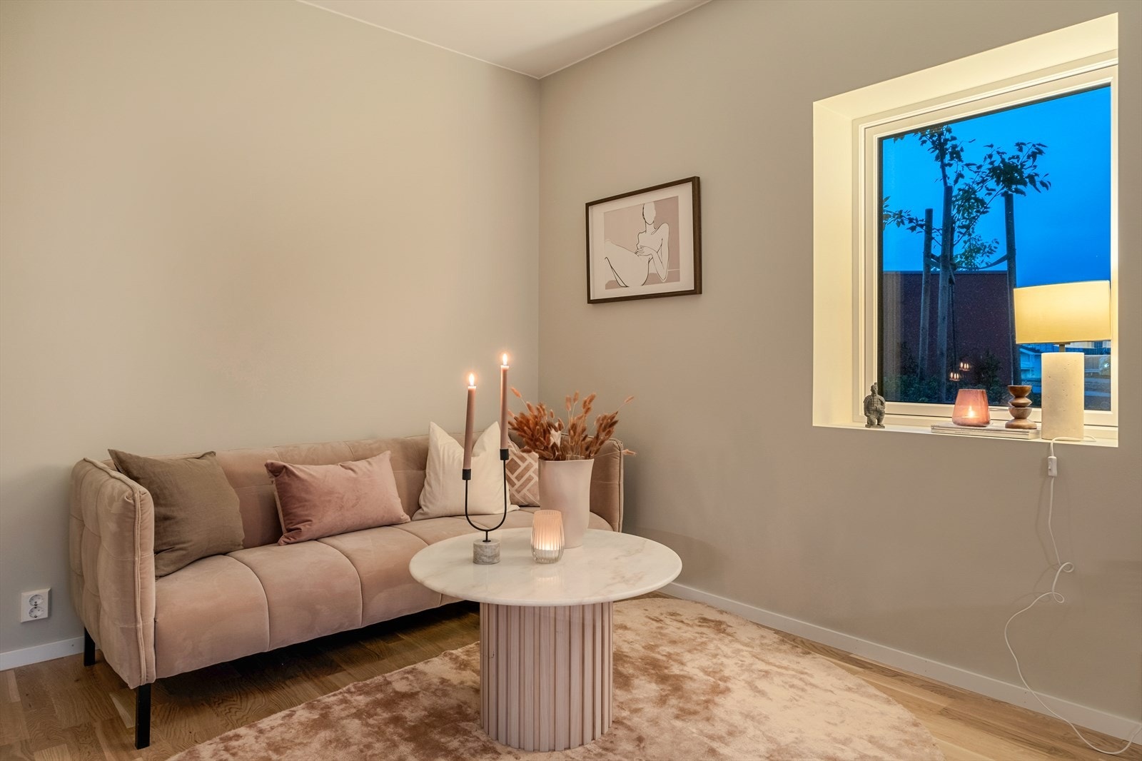 De månedlige felleskostnadene er budsjettert til kr. 1.757,- per måned. Felleskostnadene inkluderer TV/Internett abonnement, fjernvarme og diverse vedlikehold/drift iht. regnskap. Galleribilde