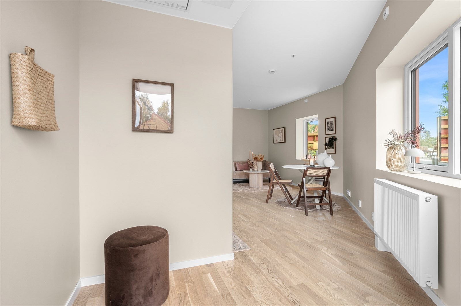 Entreen ligger i en delvis åpen løsning med stue- og kjøkken. Entreen er vender mot sameiets fellesarealer. Galleribilde