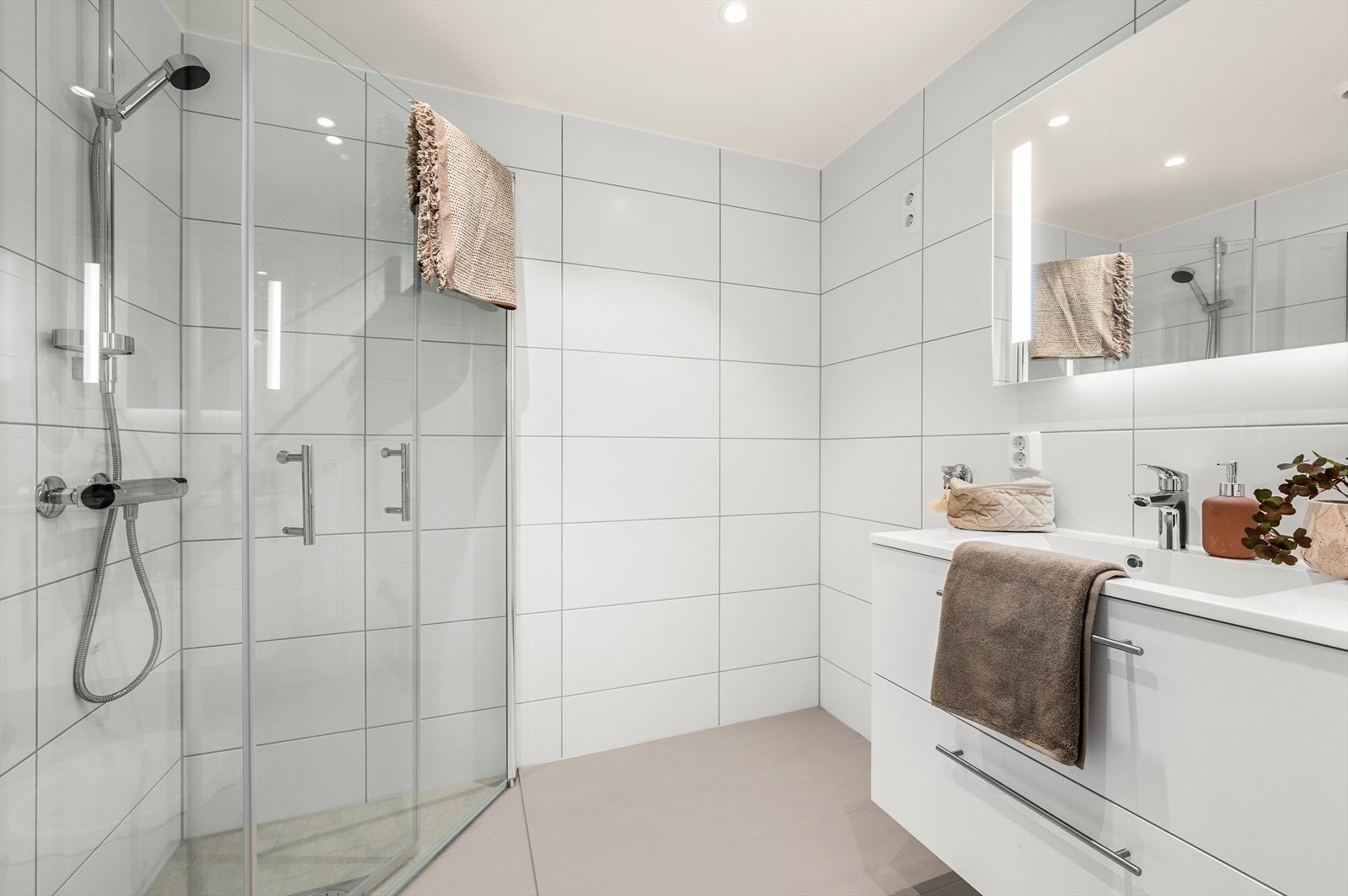 Badet er av moderne og pen standard med flislagt gulv og vegger. Badet byr også på behagelig gulvvarme. Galleribilde