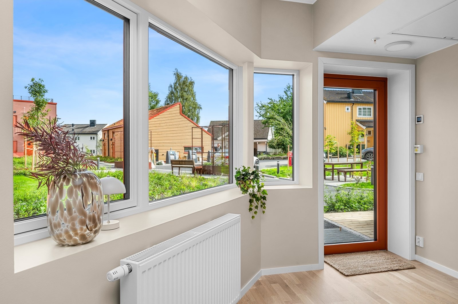 Leiligheten har gjennomgående generøse vindusflater som kommer godt med til leilighetens flotte endebeliggenhet. Den har balansert ventilasjon, og varmes opp via fjernvarme og elektrisitet. Galleribilde