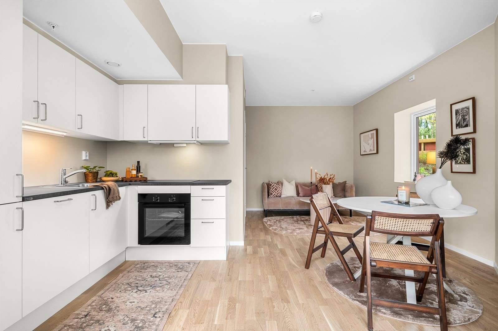 Leiligheten er på 28m² med en åpen stue- og kjøkkenløsning, et pent flislagt bad med behagelig gulvvarme og en entre i åpen løsning. Galleribilde