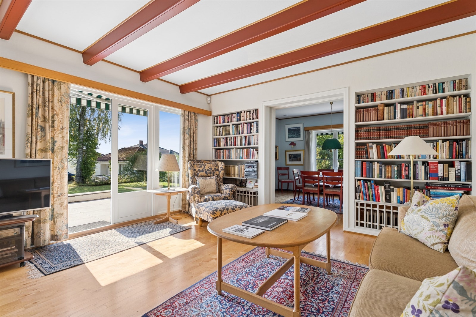 Stue med videre adkomst til spisestue. Galleribilde