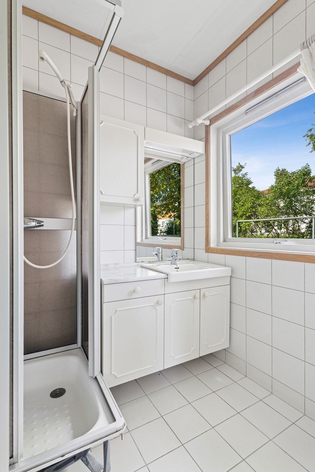 Baderom med adkomst fra soverom 1. Galleribilde