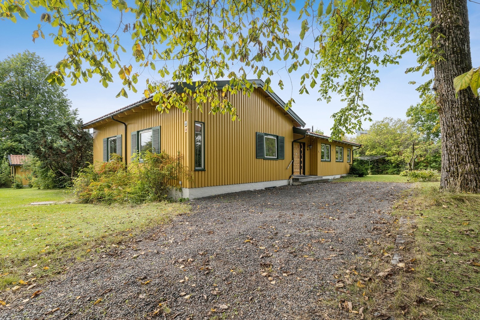 Gruset gårdsplass med gode parkeringsmuligheter. Galleribilde