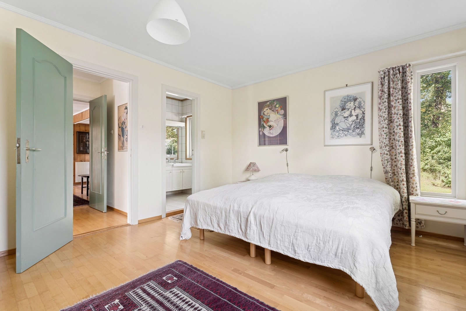 Soverom 1 med adkomst til eget baderom. Galleribilde