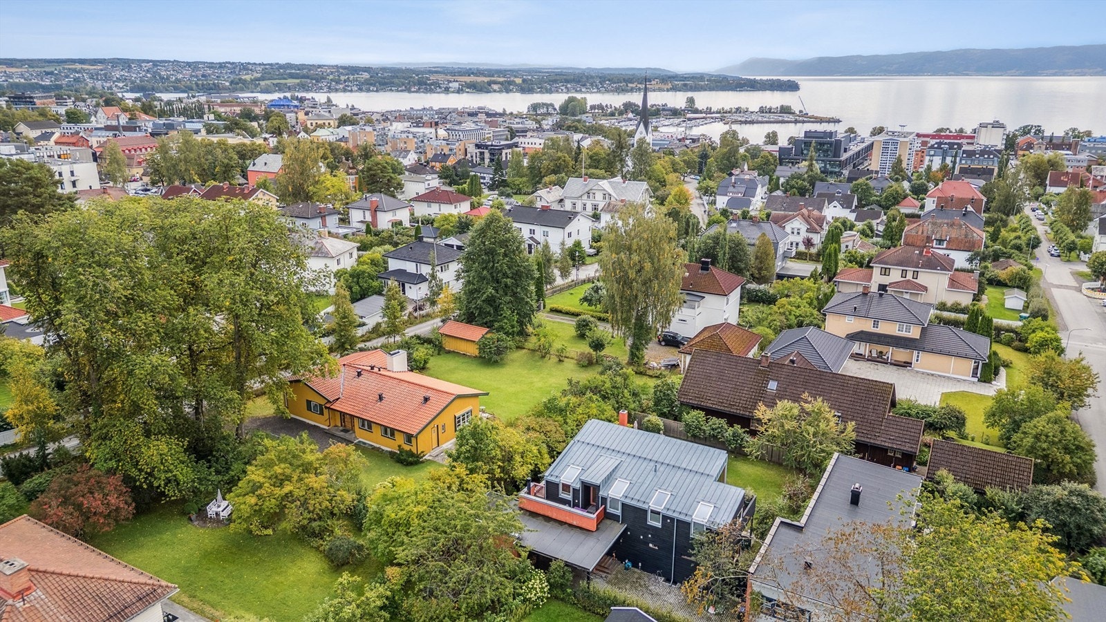 En meget attraktiv og sentrumsnær beliggenhet med gangavstand til byens fasiliteter. Galleribilde