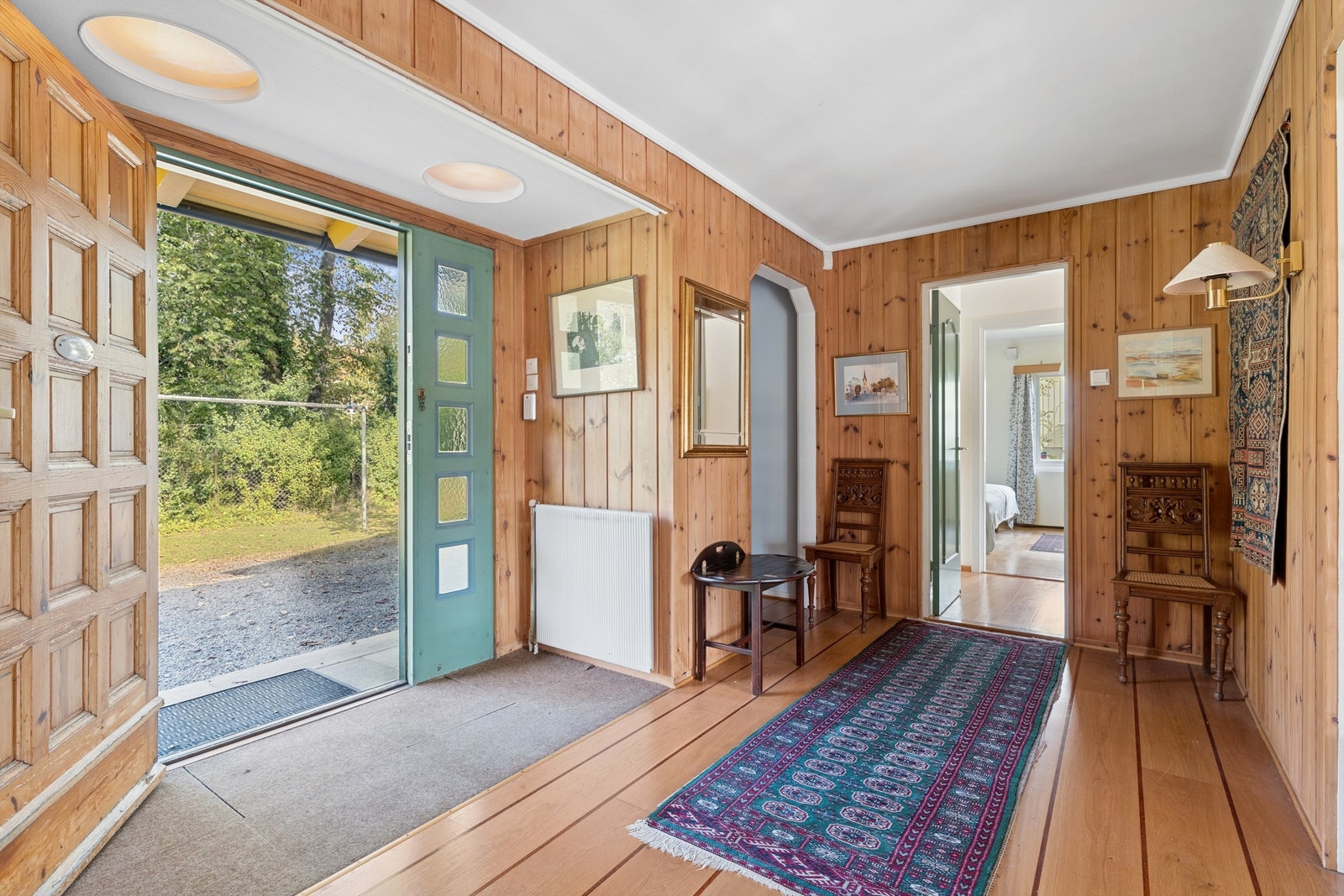 Stor entré med praktisk garderobenisje. Galleribilde