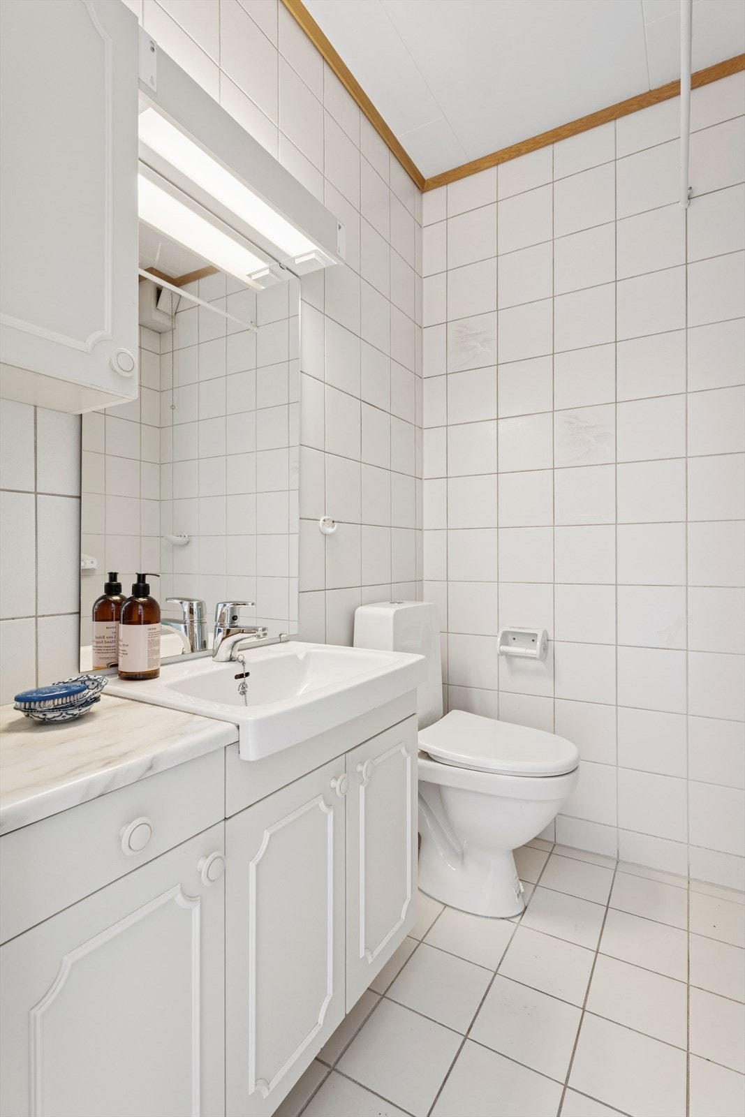 Baderom med adkomst fra gang. Galleribilde