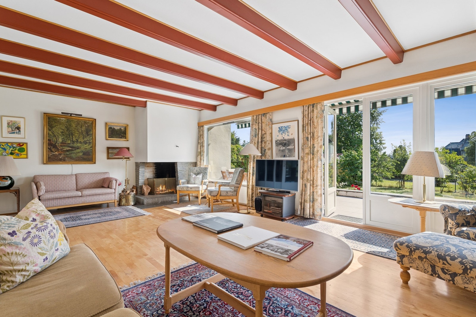 Romslig stue med mye naturlig lys og utgang til terrasse og hagen. Galleribilde