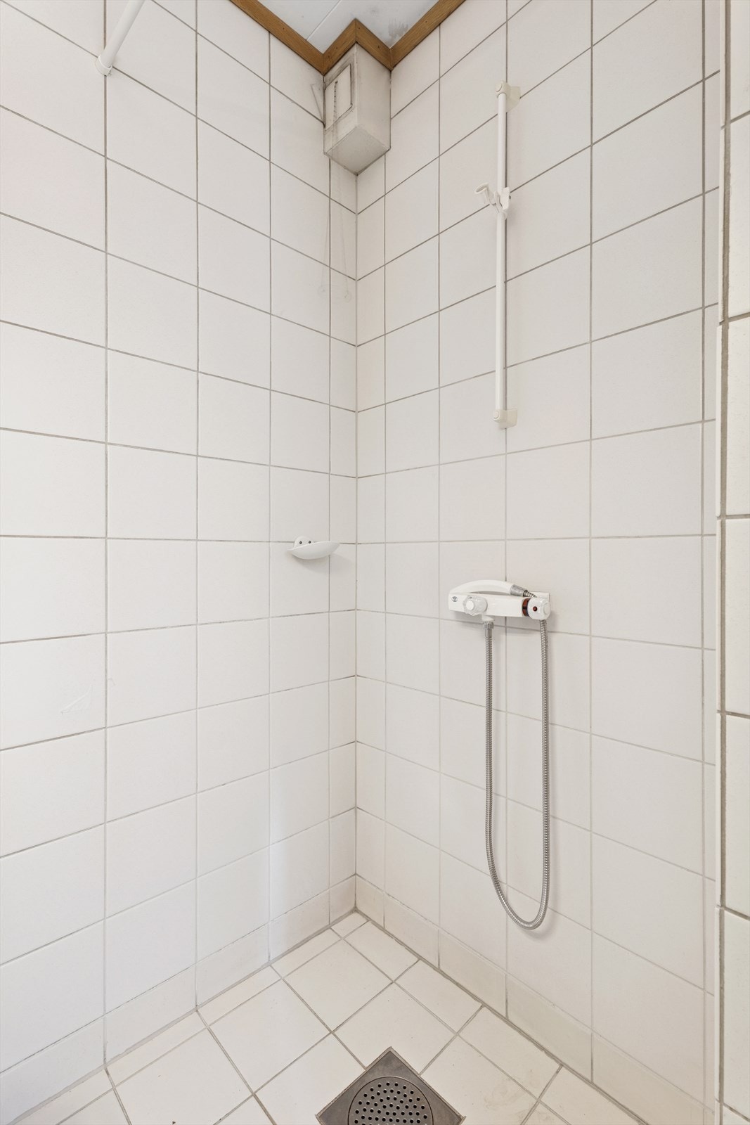 Baderom med adkomst fra gang. Galleribilde