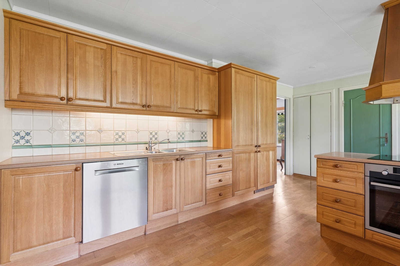 Kjøkken med adkomst til spisestue og gang. Galleribilde