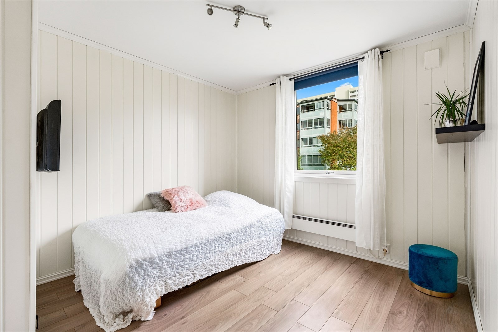 Soverom nr. 2 fungerer ypperlig som barnerom, gjesterom eller kontor - her er mulighetene mange. Rommet har plass til seng, nattbord, garderobeløsning og evt. skrivebord. Galleribilde