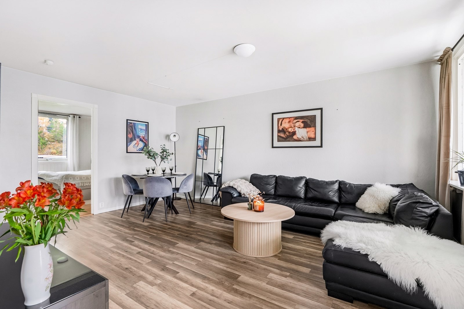 Stuen er av fin størrelse, med store vindusflater. God plass til både sofa- og spisegruppe Galleribilde