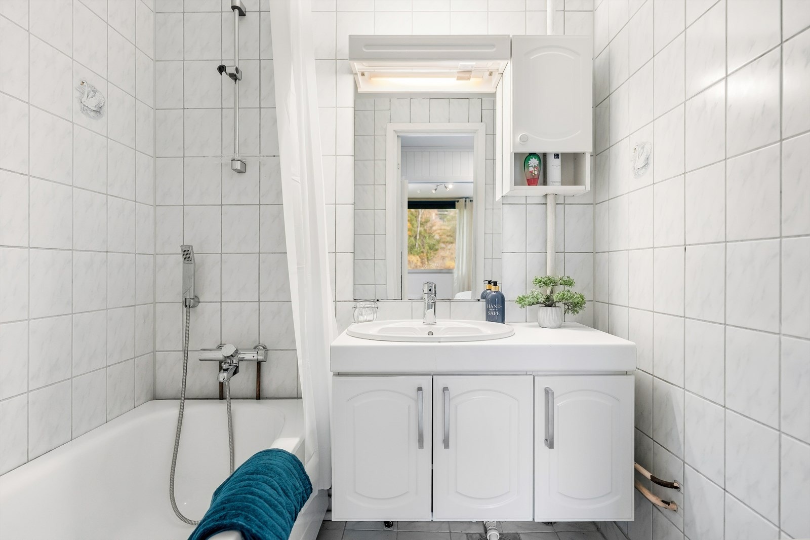 Innredningen består av et underskap/overskap, servant, speil og armatur med stikk og ett badekar med dusjing direkte på vegg. Rommet har naturlig ventilasjon. Galleribilde
