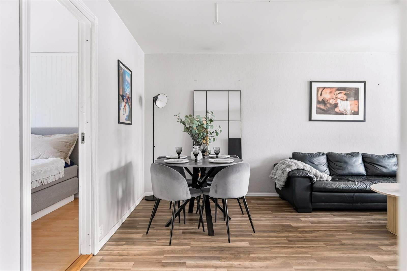 I tillegg er det laminat på gulvet. Galleribilde