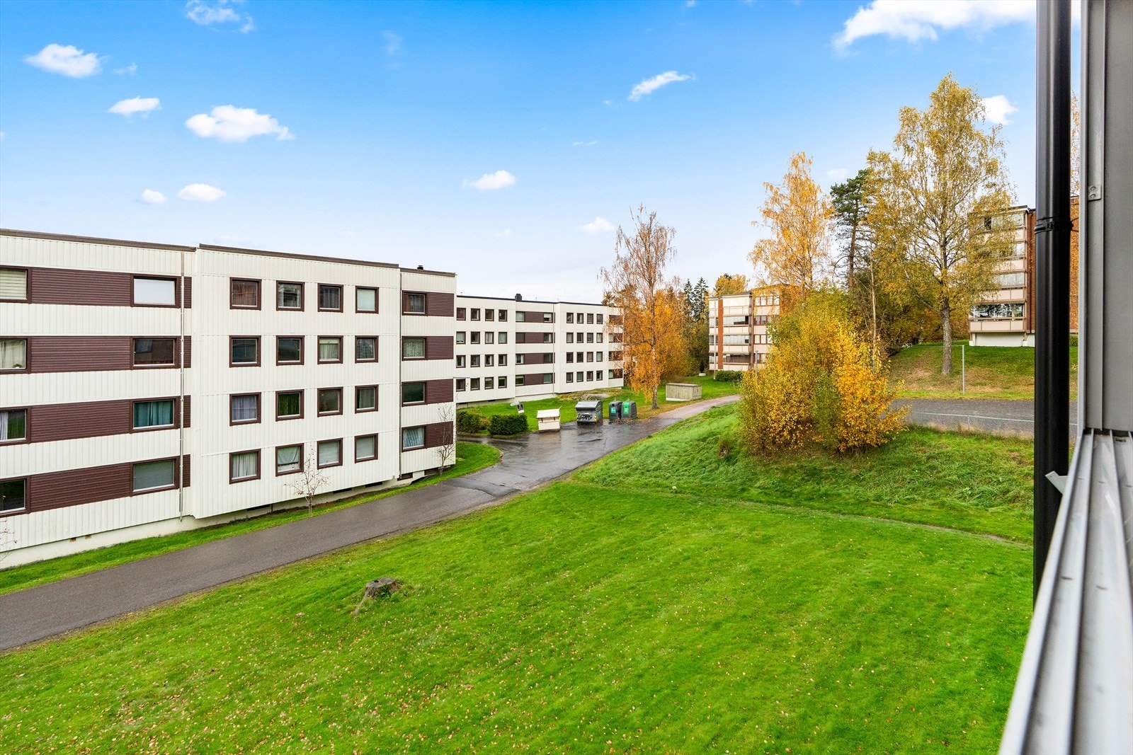 Balkongen er vendt mot fellesområde. Galleribilde