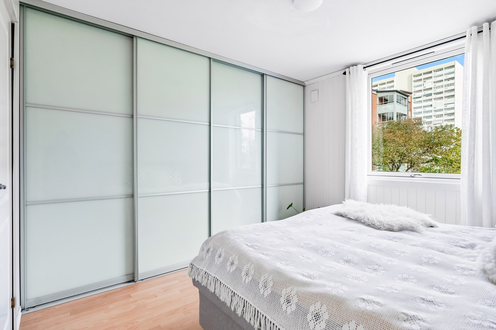Videre er det plass til klesoppbevaring i skyvedørsgarderobe. Galleribilde