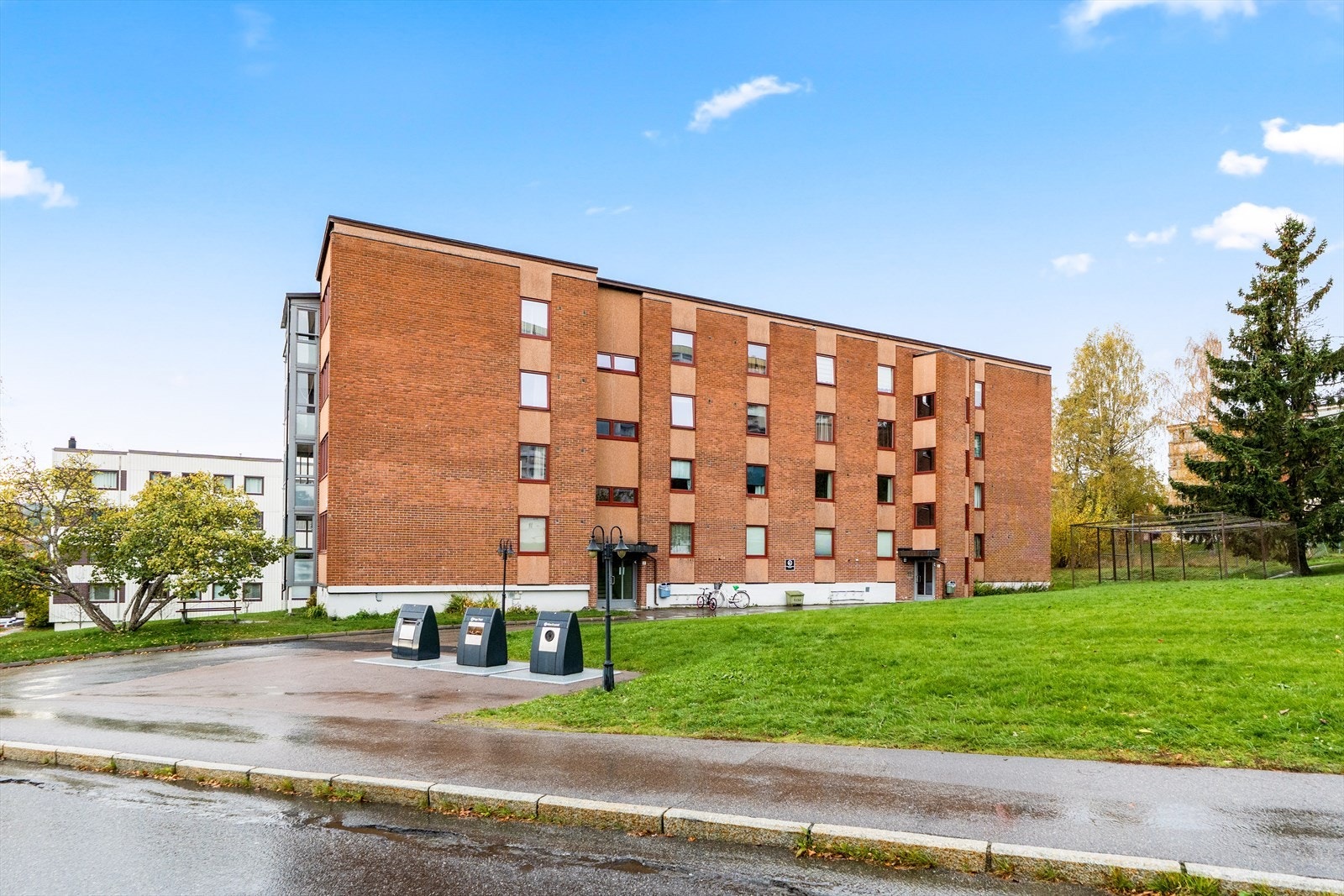 Denne andelen disponerer en parkeringsplass på borettslagets felles parkeringsområde. Det er montert elbillader på plassen. Galleribilde