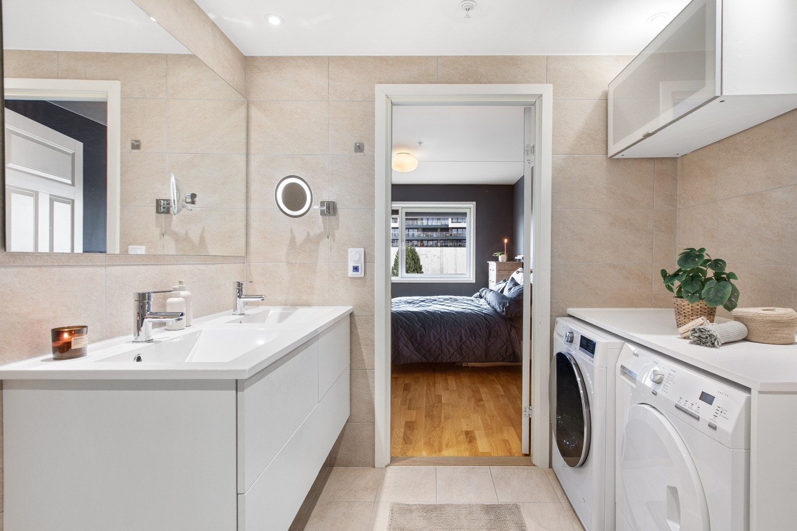 Bad/vaskerom med dobbelservant, servantskap, toalett og dusjnisje, samt opplegg for både vaskermaskin og tørketrommel. Galleribilde