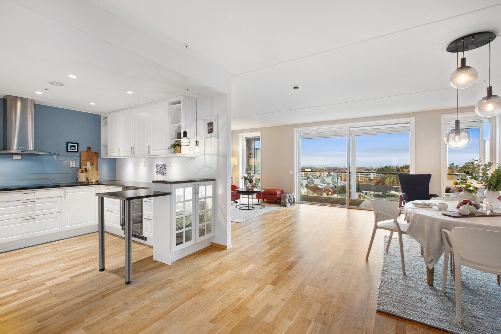 Åpen men delvis skjermet stue/kjøkkenløsning Galleribilde