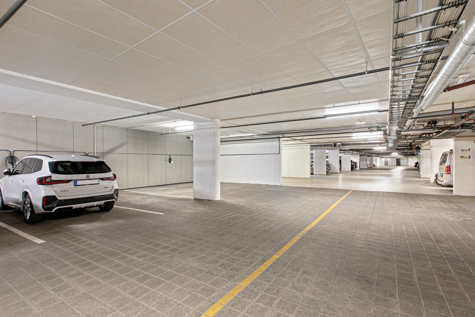 Leilighten disponerer en garasjeplass i oppvarmet parkeringshus med heisadkomst Galleribilde