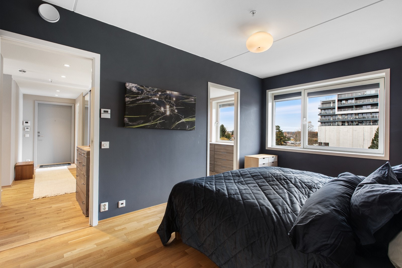 Hovedsoverommet har tilgang til eget bad og garderobe. Galleribilde