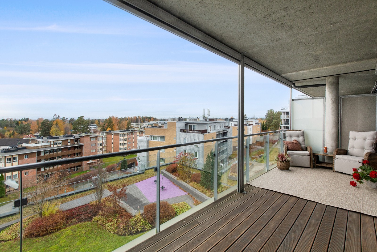 Balkongen har meget gode solforhold og godt skjermet med screen`s solskjerming Galleribilde