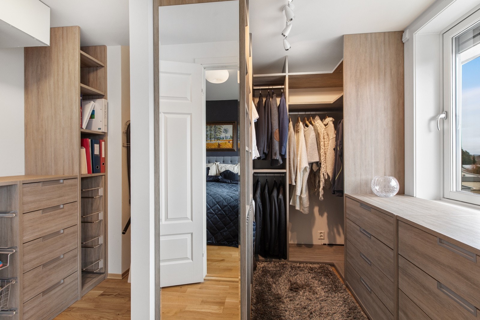 Romslig garderobe delt inn i to soner Galleribilde
